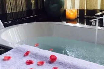 上海黄浦水疗池中的失重冥想：当身体学会漂浮